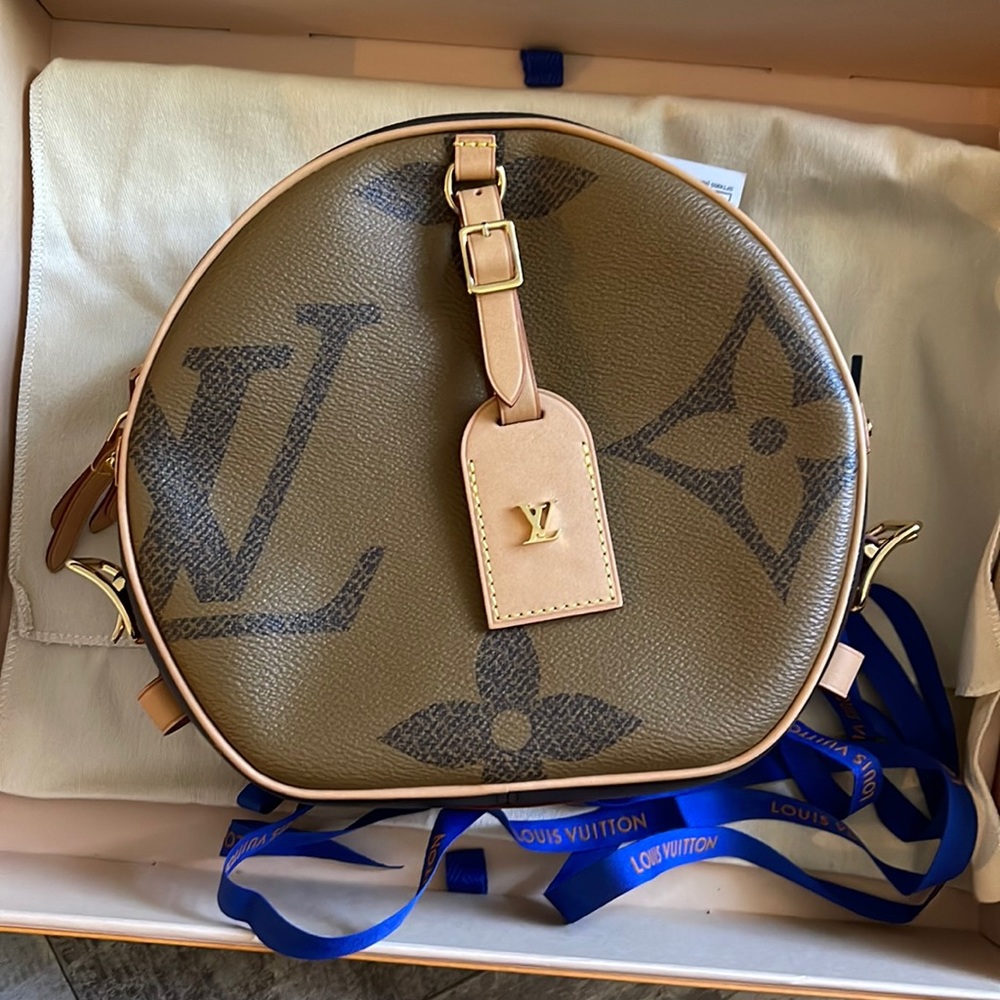 LOUIS VUITTON
Reverse Monogram Giant Boite Chapeau Souple